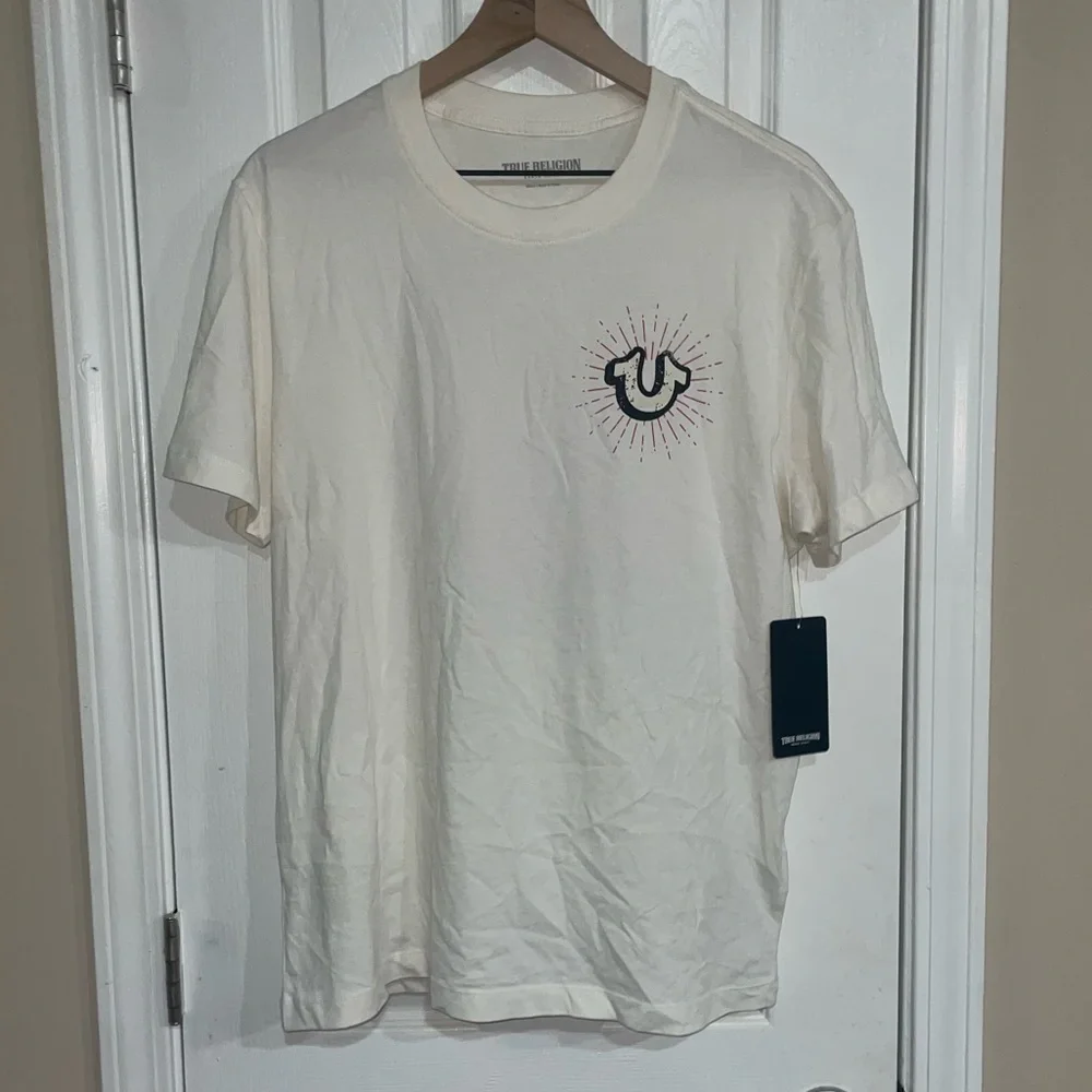 True Religion SHINING CREST TEE Winter White Short Sleeve Size Small NWT